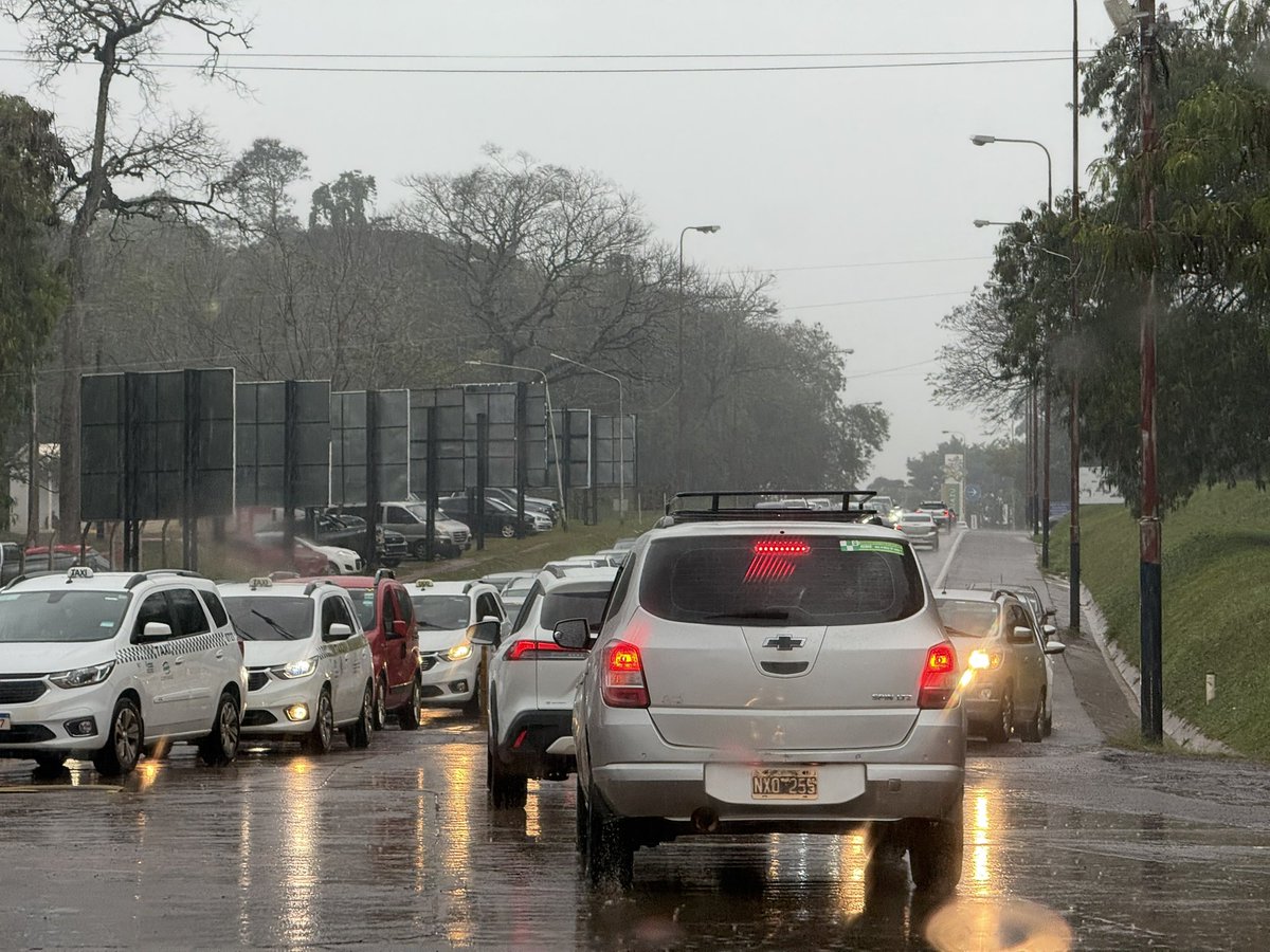 SirChandlerBlog's tweet photo. Largas filas en la frontera 🇦🇷🇧🇷 de Iguazú. Pero me aclaró @ezequielalejan6 que hoy estaba “tranqui” https://t.co/uYzEz207Yg