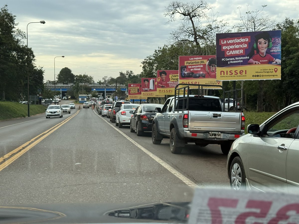 SirChandlerBlog's tweet photo. Largas filas en la frontera 🇦🇷🇧🇷 de Iguazú. Pero me aclaró @ezequielalejan6 que hoy estaba “tranqui” https://t.co/uYzEz207Yg