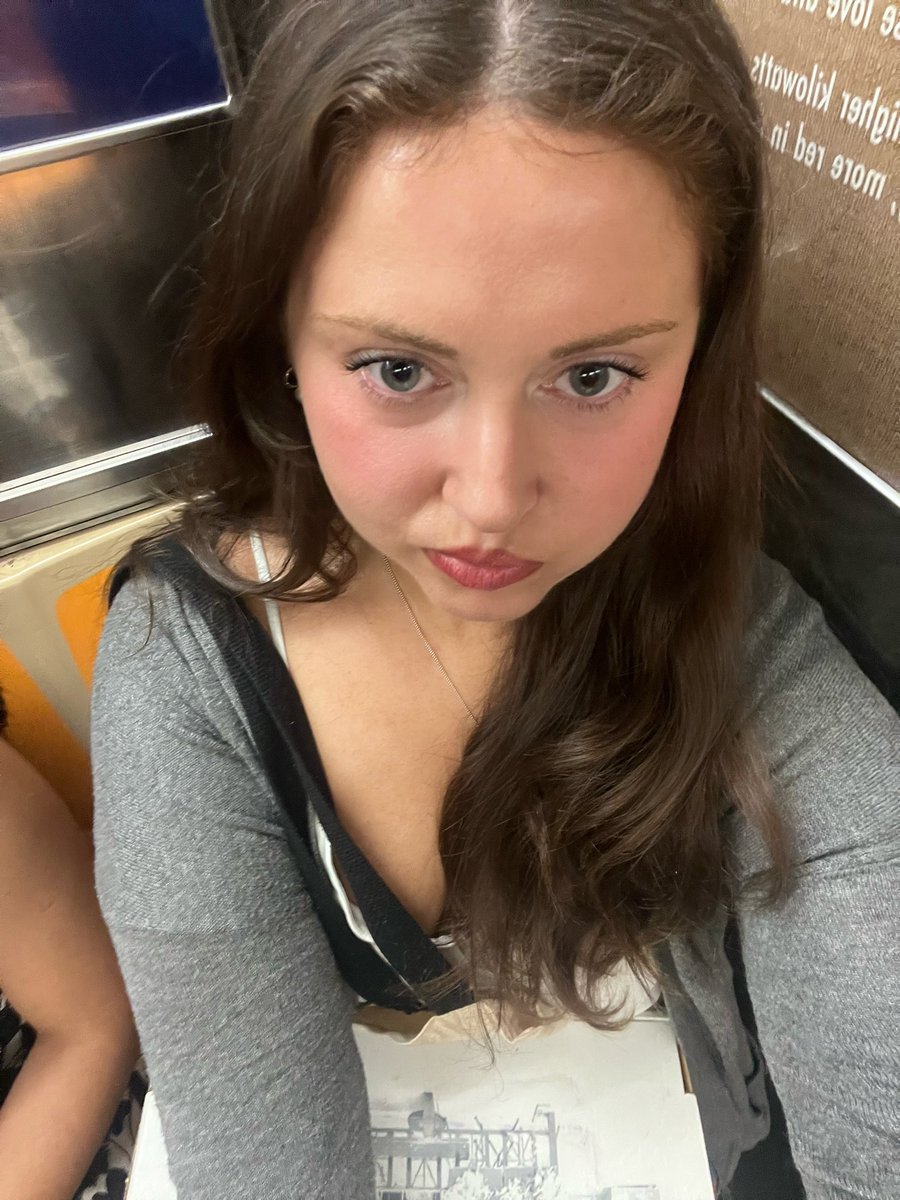 cyberk80's tweet image. Ooooh look at me ✋😯🤚 on the subway with my stupid little pizza box.🙄 Get real.