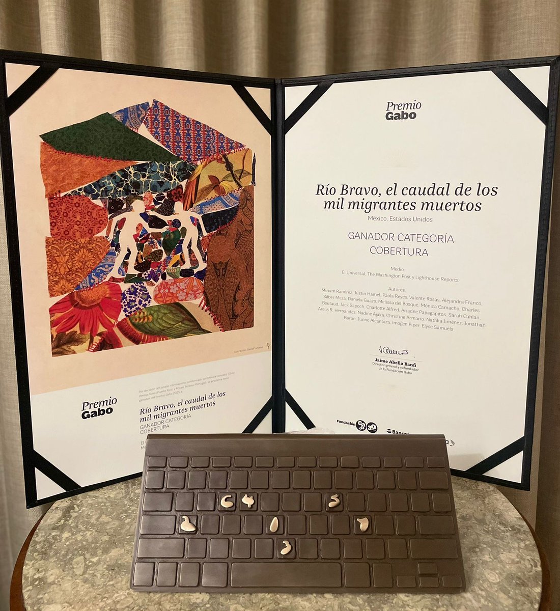 Anoche recibimos el Premio Gabo 2025 por "Río Bravo, el caudal de los mil migrantes muertos" 
Un honor enorme y un bello reconocimiento para una historia que retrata la tragedia más urgente de nuestro tiempo. Gracias y felicidades al gran equipo que puso todo su corazón ❤❤❤