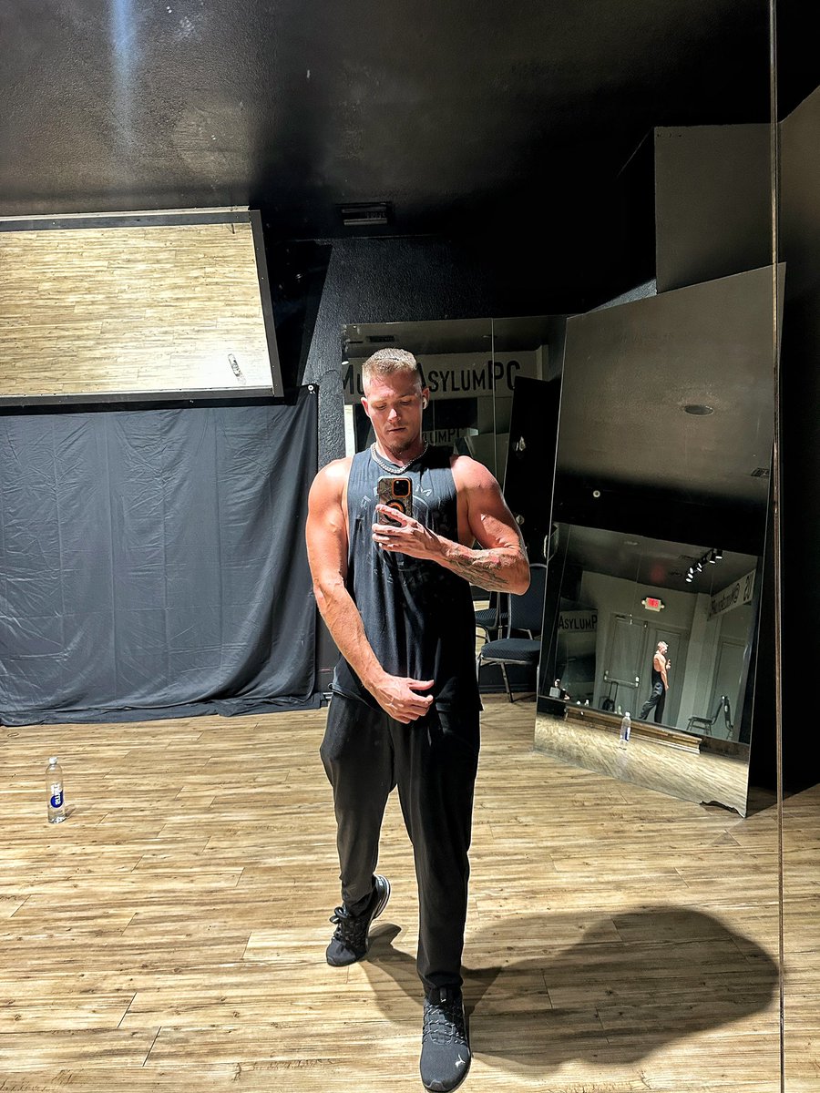 flexwithapurpos's tweet photo. Dripping sweat, veins bulging, cock throbbing…. I’m not just flexing for the mirror — I’m flexing for whoever’s wet enough to take it.  #onlyfans #solomale #gymrat #sweat #muscledaddy #muscleworship https://t.co/CF5fVJc3TA