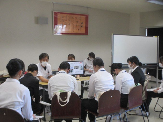 tokaihoku_NHO's tweet image. 7月14日に静岡医療センター附属静岡看護学校にて就職説明会を実施しました！
グループ内の11病院がそれぞれの看護の特徴や魅力について伝えました🙋🏻‍♀️
学生の皆さんも真剣に説明を聞いていました👍🏻
shizuoka-mc.hosp.go.jp/school/
#静岡医療センター附属静岡看護学校 #看護学生 #NHO