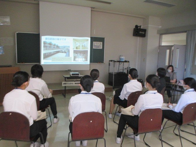 tokaihoku_NHO's tweet image. 7月14日に静岡医療センター附属静岡看護学校にて就職説明会を実施しました！
グループ内の11病院がそれぞれの看護の特徴や魅力について伝えました🙋🏻‍♀️
学生の皆さんも真剣に説明を聞いていました👍🏻
shizuoka-mc.hosp.go.jp/school/
#静岡医療センター附属静岡看護学校 #看護学生 #NHO