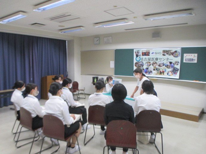 tokaihoku_NHO's tweet image. 7月14日に静岡医療センター附属静岡看護学校にて就職説明会を実施しました！
グループ内の11病院がそれぞれの看護の特徴や魅力について伝えました🙋🏻‍♀️
学生の皆さんも真剣に説明を聞いていました👍🏻
shizuoka-mc.hosp.go.jp/school/
#静岡医療センター附属静岡看護学校 #看護学生 #NHO
