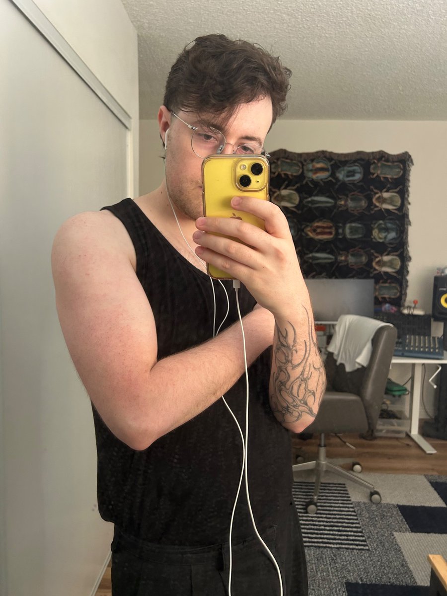 powerfulbeetle's tweet image. week two of working out 4~5 times a week aka my themboification
arm getting big