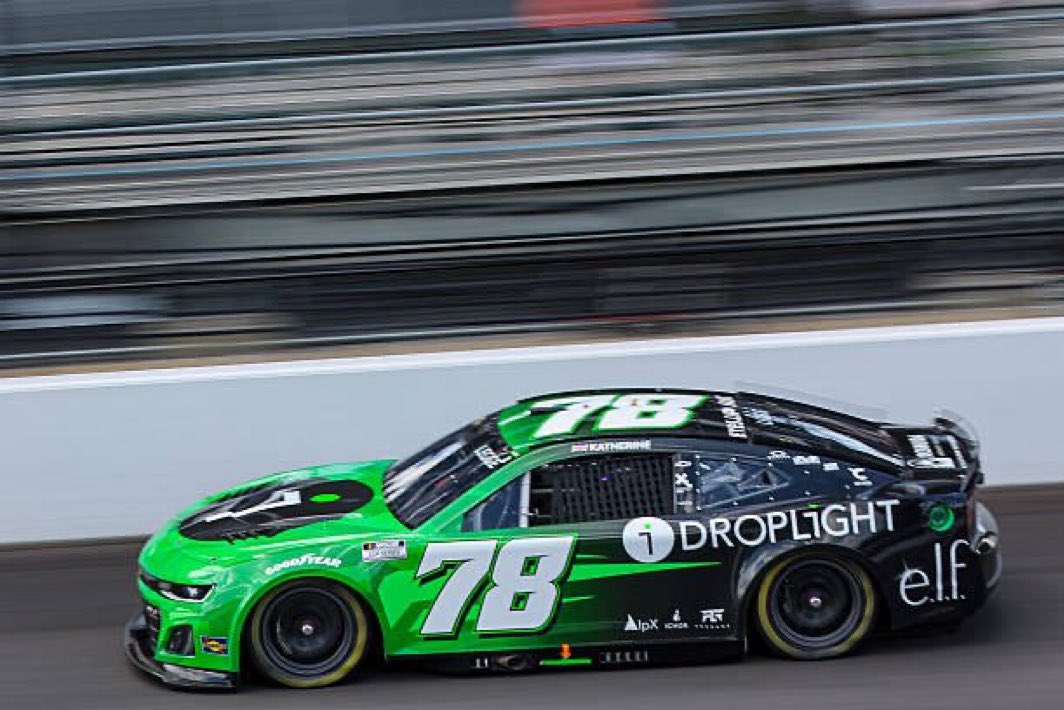 Jeff_Bluck's tweet image. HUGE shoutout to @katherinelegge!🫡
Lets put it in perspective:
She has almost no stock car experience; no testing; almost no practice; the least capable car in the field; she’s 44 years old.
She started 38th of 39, kept it on the lead lap, and finished 17th at Indy. Amazing.