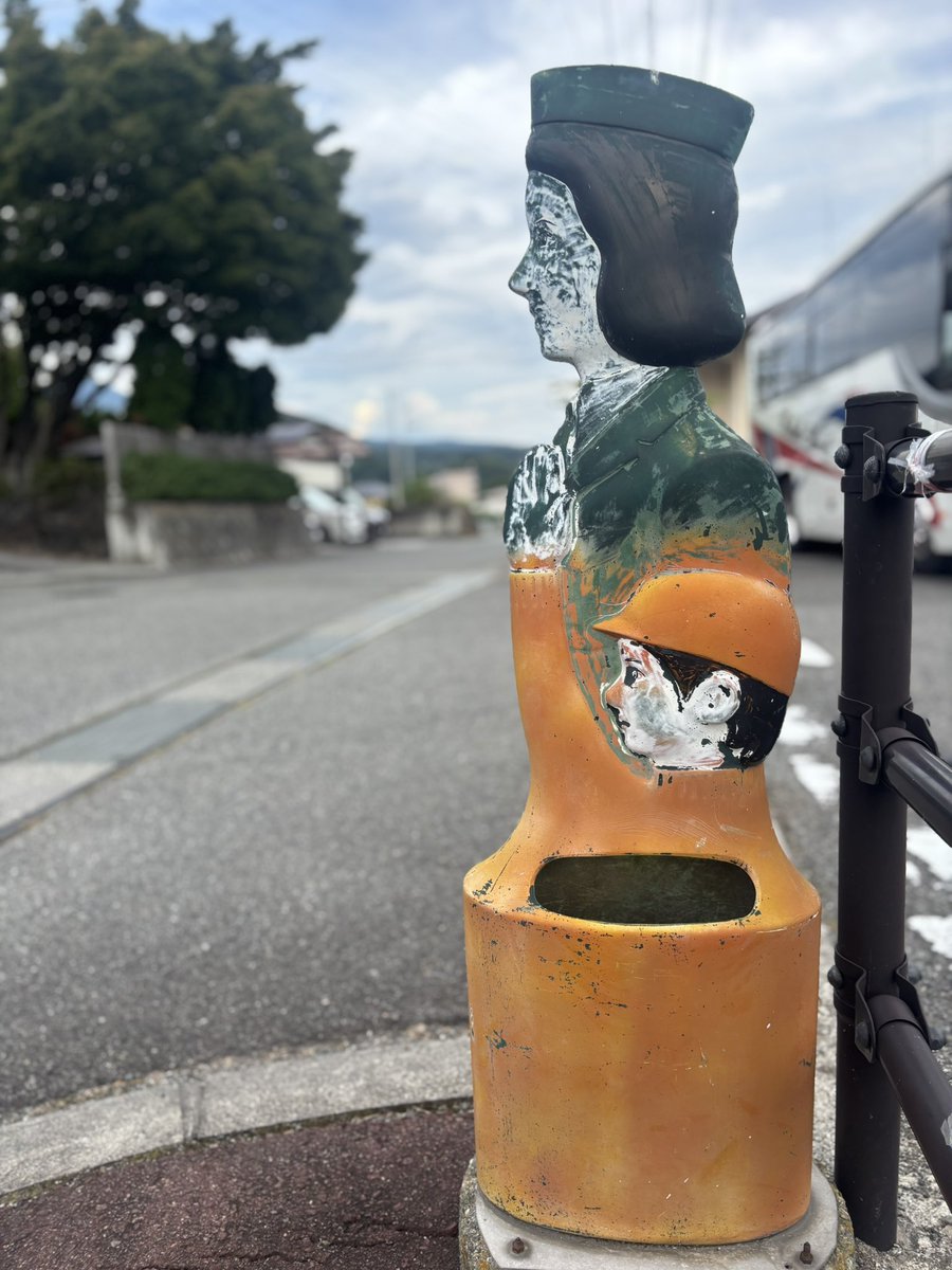 nobarako's tweet image. 週末に見かけた存在感ある交通安全オブジェ(?)
飛び出し坊やならぬ
「渡る時は手をあげて坊や」&警官(?)