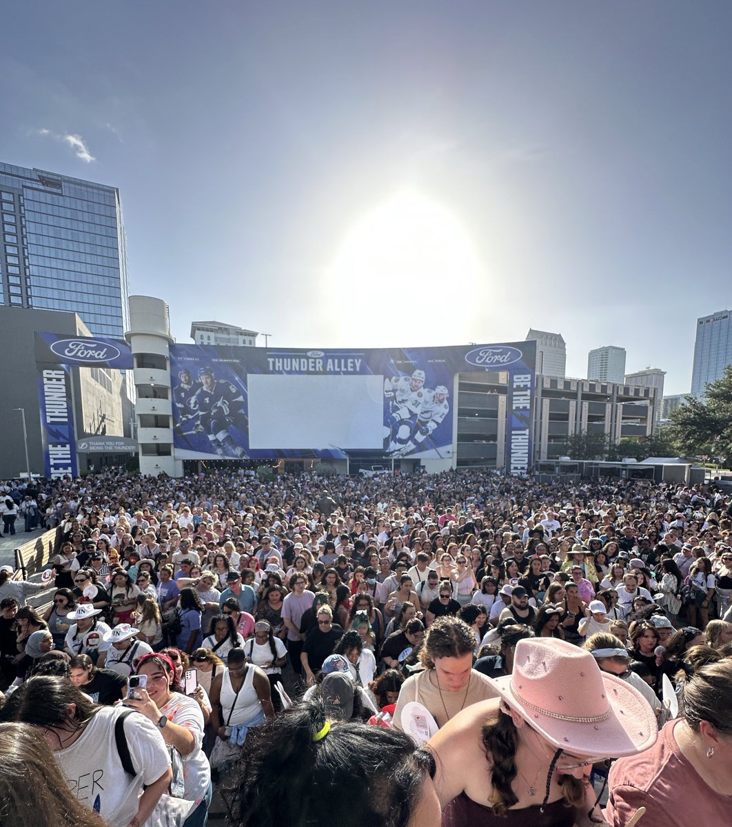 seokjin pulling this crowd in tampa 🤯