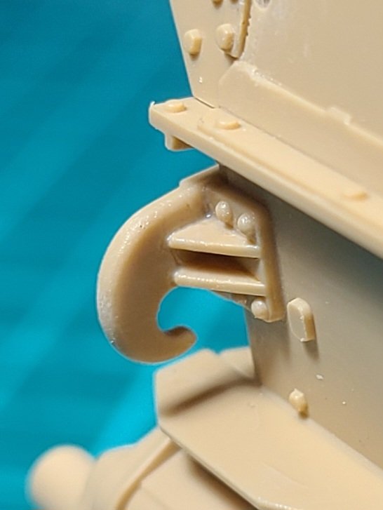 zim_werks's tweet image. タミヤ4号G
牽引フック？を取り付けました(今回の進捗はここのみ💧)
実物だと基部が一体なのでそれっぽく雰囲気で調整、他刻印があったり針金状のストッパーが付くようですが？案の定、フラップで全部隠れますね😅