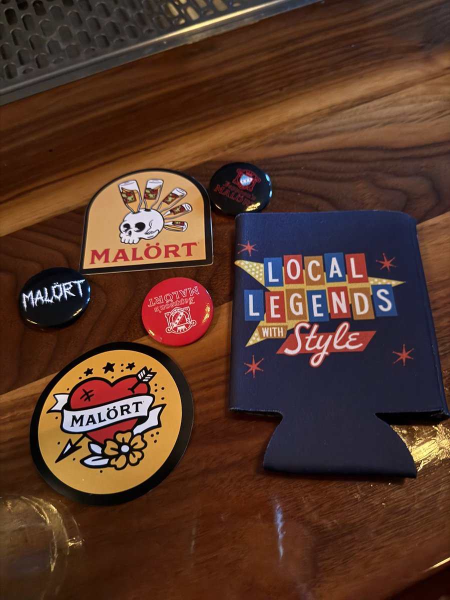 TheOrigMrJoeyP's tweet image. The Chicago Handshake Bums 

Old Style and Malört bonanza at Osito’s Tap  🍻🤝🥃 #BumCartel