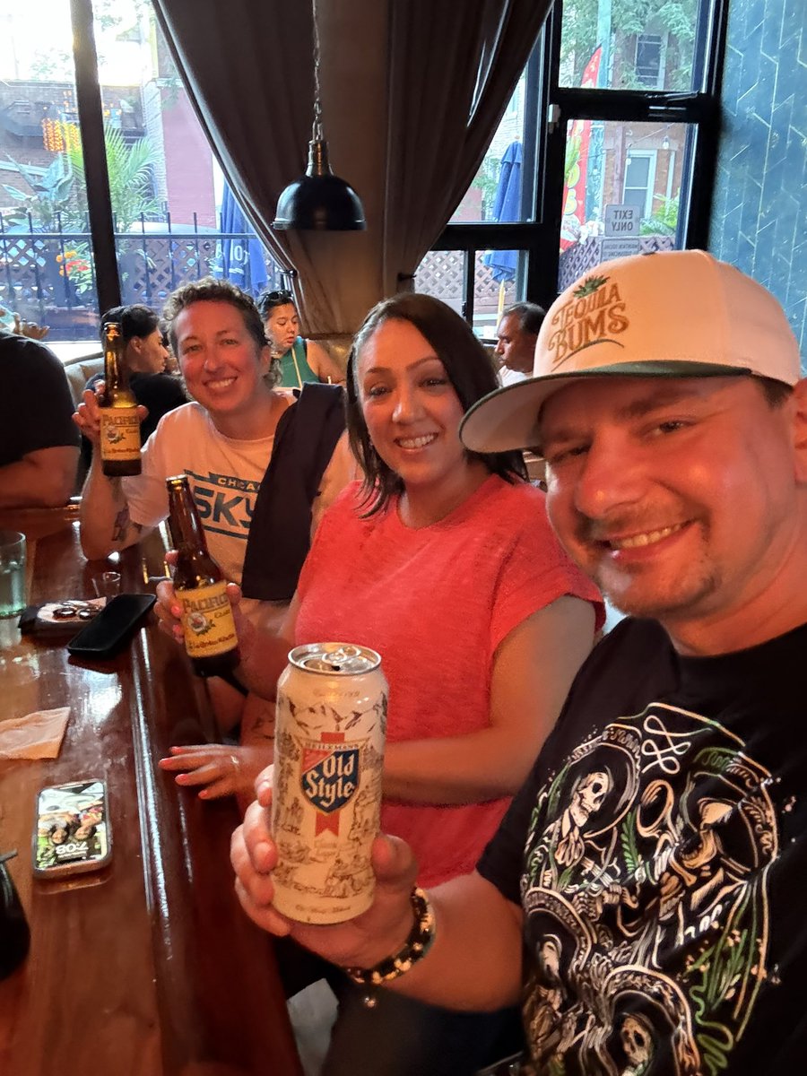 TheOrigMrJoeyP's tweet image. The Chicago Handshake Bums 

Old Style and Malört bonanza at Osito’s Tap  🍻🤝🥃 #BumCartel