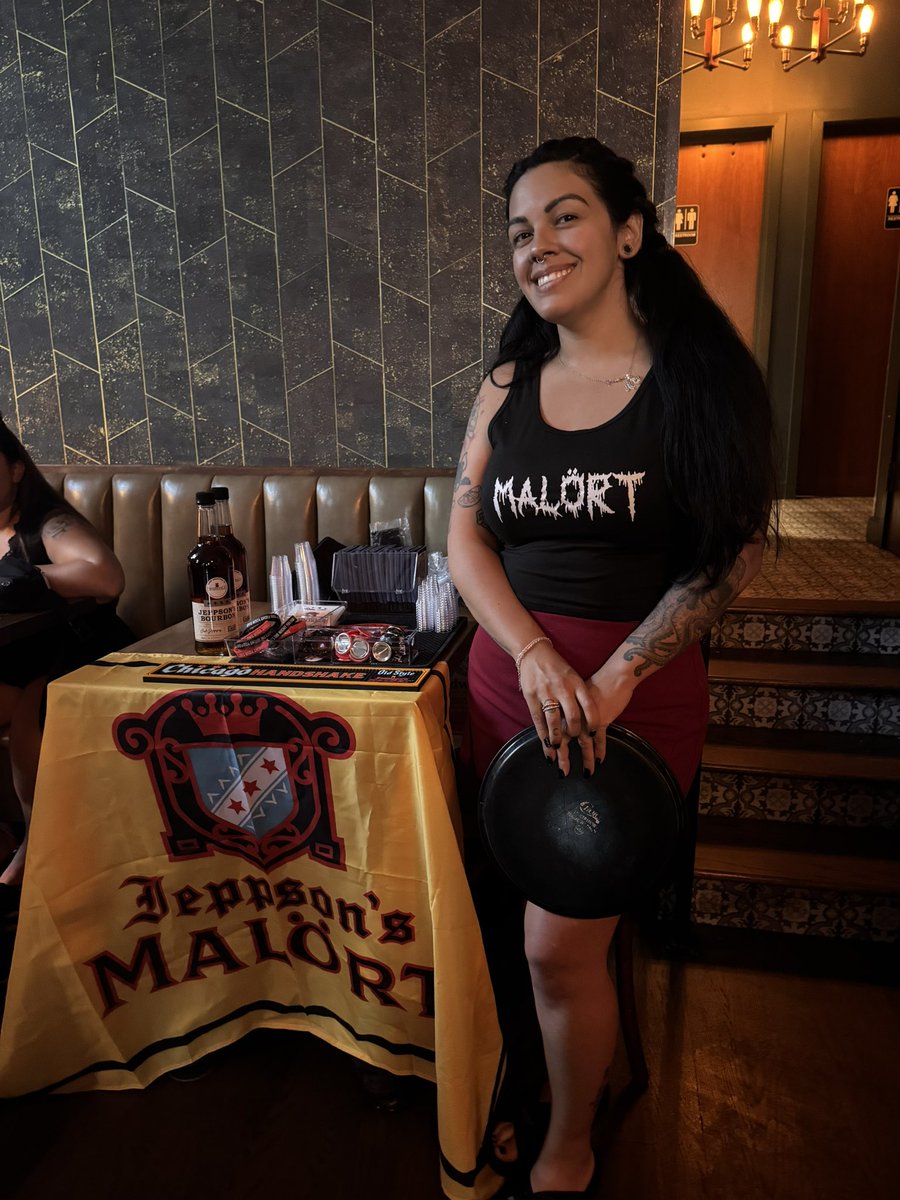 TheOrigMrJoeyP's tweet image. The Chicago Handshake Bums 

Old Style and Malört bonanza at Osito’s Tap  🍻🤝🥃 #BumCartel