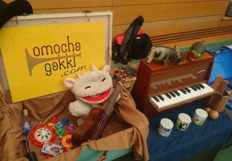 omochagakki's tweet photo. フランスのトイピアノなのに
うちにあるmichelsonneが「made in Italy」と書いてあって謎だったのですが
火災のあと、イタリアの工場で生産されてたんですね！
もしかしてプラスチックハンマーのものはすべてイタリア製なのかな？？
#toypiano https://t.co/ypIZvLgWvV