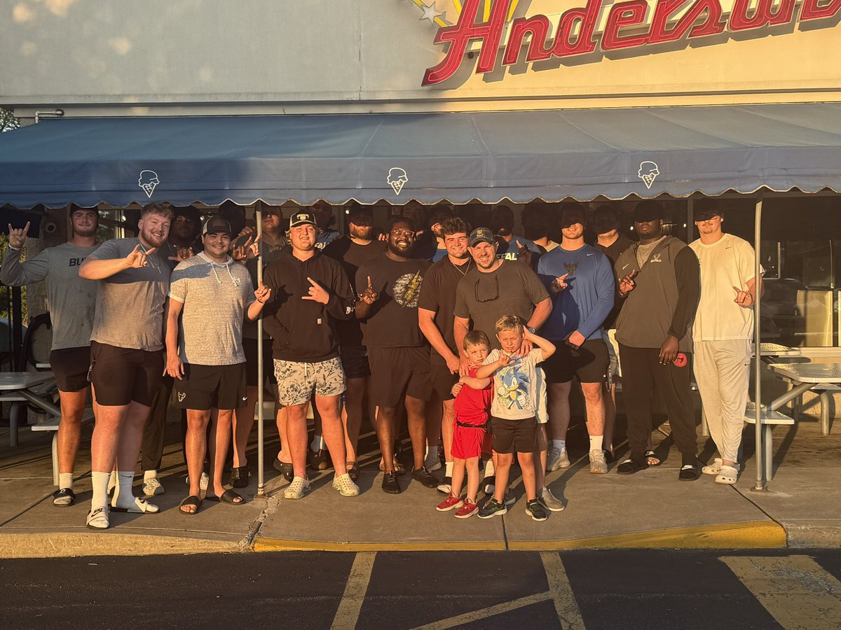 Stansfield_Matt's tweet image. Great Dessert tonight @roastbeefkimmel for the OL. Excited to get to camp with this crew!
#AndersonsFrozenCustard
@UBFootball