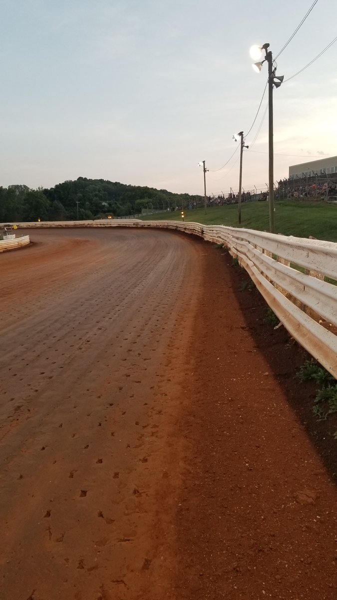 hosehead33's tweet image. This is one big fast dirt track. @selinsgroverace Just hold it to the floor.