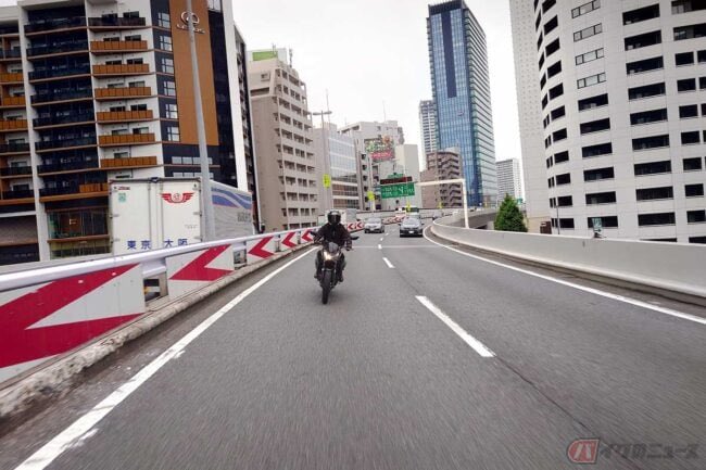 PutiMotor's tweet image. ハイウェイ・ヒプノーシス(高速道路催眠現象)って何❓🤔🏍️
ドライバーやライダーが明確な睡眠不足や疲労を抱えていなくても、判断力や注意力が著しく低下し、意識がもうろうとする状態に陥ること🛣️🥱
2時間に1回の休憩や、あくびを感じたら仮眠を取りましょう。
bike-news.jp/post/429401