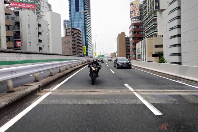 PutiMotor's tweet image. ハイウェイ・ヒプノーシス(高速道路催眠現象)って何❓🤔🏍️
ドライバーやライダーが明確な睡眠不足や疲労を抱えていなくても、判断力や注意力が著しく低下し、意識がもうろうとする状態に陥ること🛣️🥱
2時間に1回の休憩や、あくびを感じたら仮眠を取りましょう。
bike-news.jp/post/429401