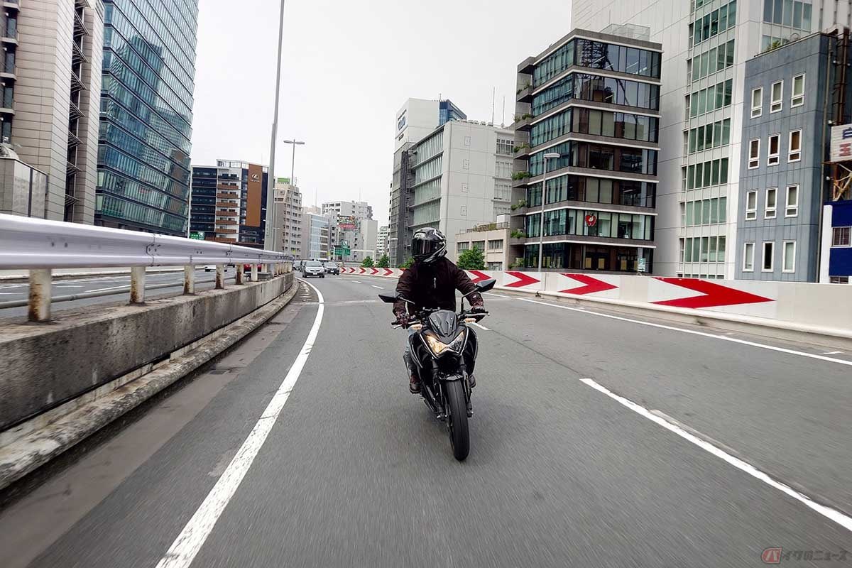PutiMotor's tweet image. ハイウェイ・ヒプノーシス(高速道路催眠現象)って何❓🤔🏍️
ドライバーやライダーが明確な睡眠不足や疲労を抱えていなくても、判断力や注意力が著しく低下し、意識がもうろうとする状態に陥ること🛣️🥱
2時間に1回の休憩や、あくびを感じたら仮眠を取りましょう。
bike-news.jp/post/429401