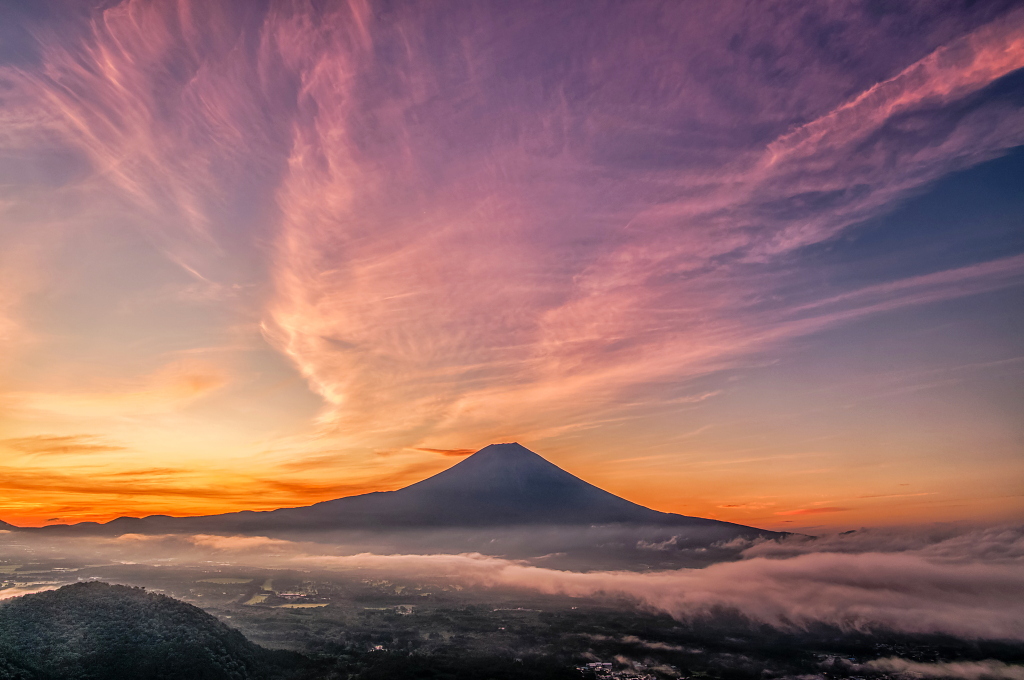 taitan21's tweet image. おはようございます。
高原の高台から眺めた富士山と薄雲の朝焼け風景です！