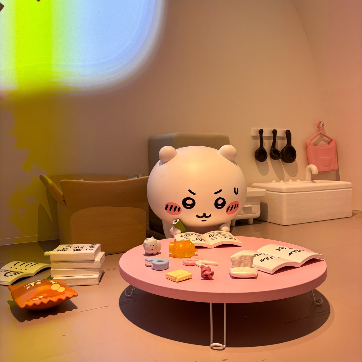 ISUTA_JP's tweet image. 7月28日、池袋・サンシャインシティ アネックスに「ちいかわパーク」がオープン❣️

「ちいかわ」の世界に入り込める体験型スポットで、ゲームやフォトスポットなど、楽しいコンテンツが盛りだくさん！

カチューシャやぬいぐるみなど、オリジナルグッズも見逃せないよ◎
※メディア向け内覧会にて撮影