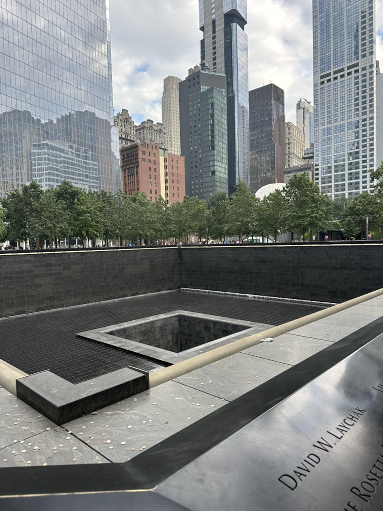 911纪念地，缅怀无辜的生命与那些逆行的勇士… 这个事件不只是历史，更是整个文明世界的集体记忆。
纽约的喧嚣中，这里像是时间暂停的角落……当手指触摸到一个个陌生的名字时，鼻头就会发酸，多少个精英孩子啊……和平，永远值得守护。
愿悲剧不再重演。 https://t.co/g146EUyqRQ