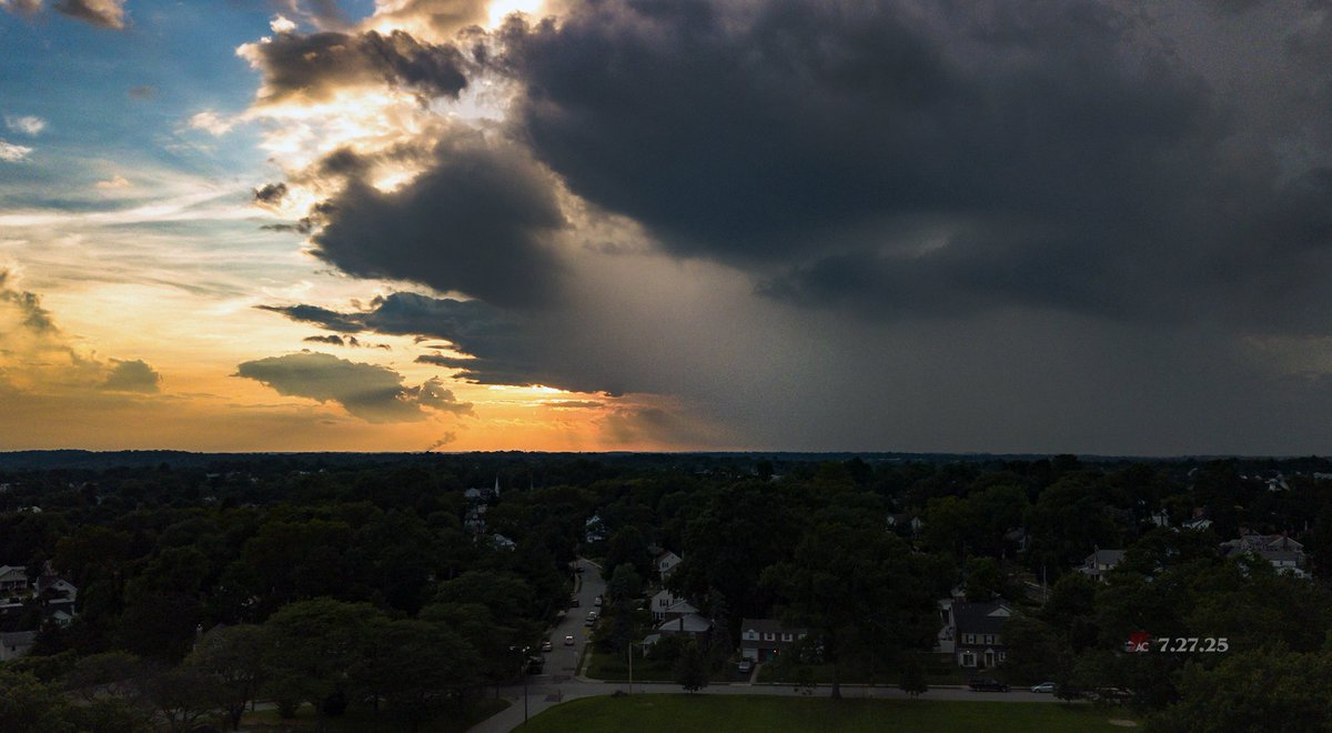 ACinPhilly's tweet image. This promising storm coming south out of Bucks County, PA totally fizzled out. 😐 Still a cool looking sky.
#PAwx #weather #Drone #Pennsylvania #sunsetphotography