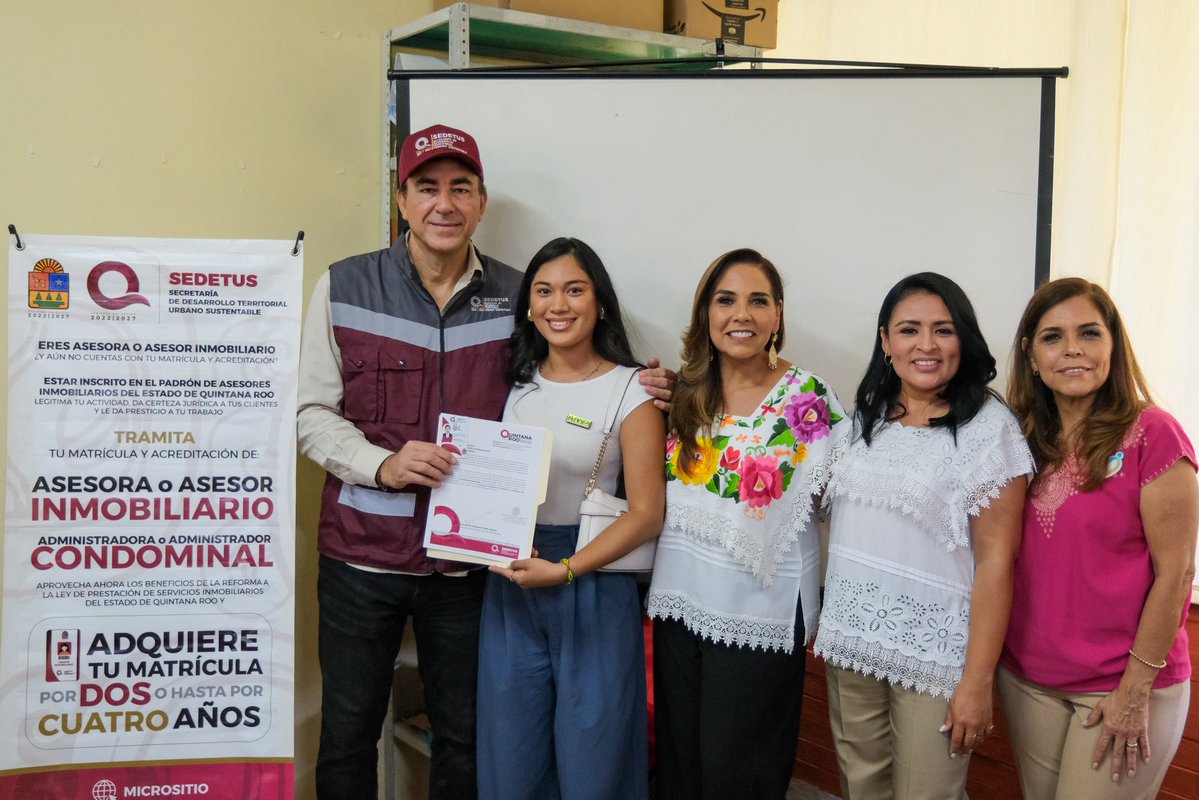 MaraLezama's tweet image. 🏡 Entregamos 5 nuevas matrículas a asesoras y asesores inmobiliarios en #PuertoMorelos, como parte del fortalecimiento del sector en el municipio.
Las y los nuevos profesionales recibieron 90 horas de capacitación y accedieron a un descuento del 50% en el costo del trámite. Con…