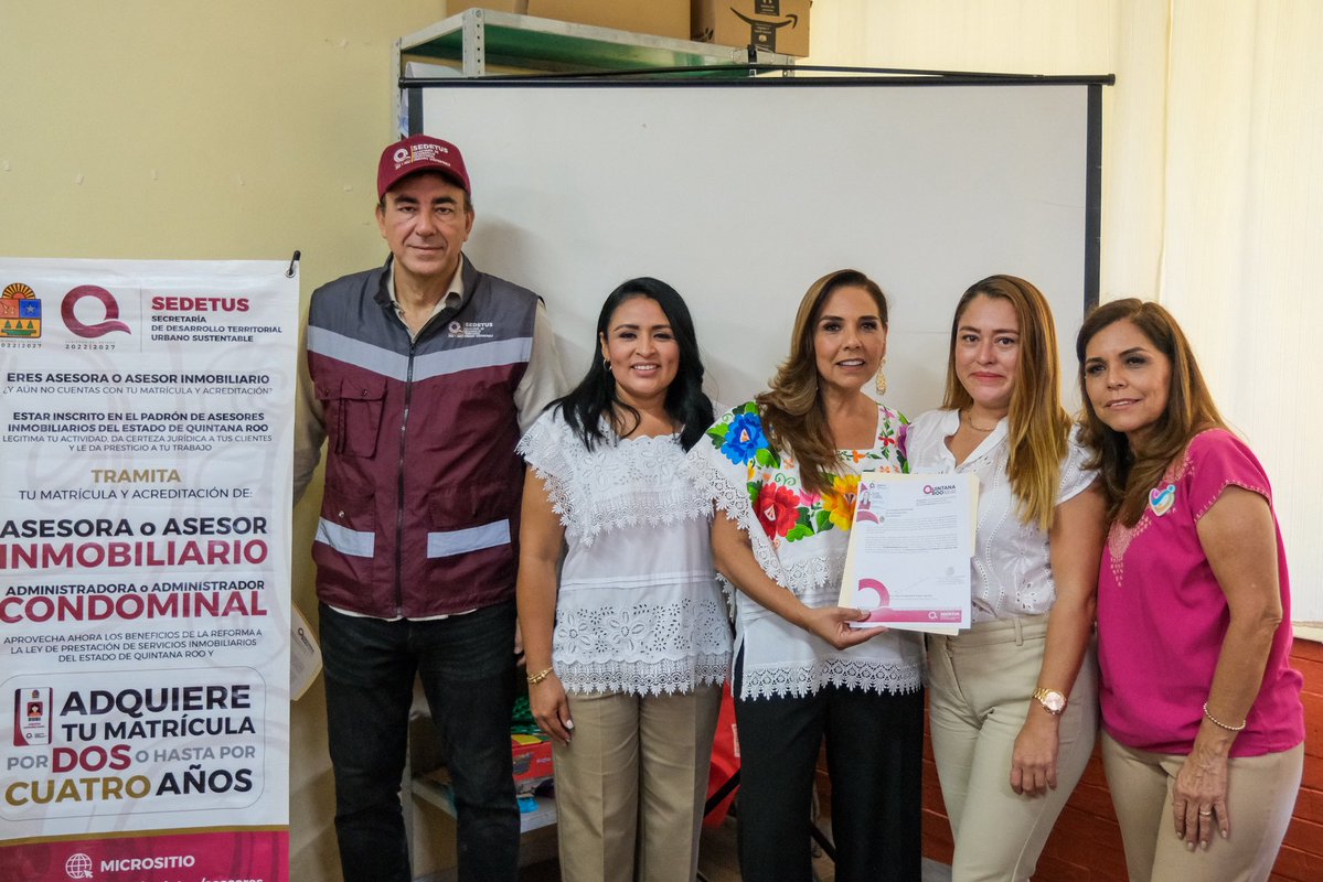 MaraLezama's tweet image. 🏡 Entregamos 5 nuevas matrículas a asesoras y asesores inmobiliarios en #PuertoMorelos, como parte del fortalecimiento del sector en el municipio.
Las y los nuevos profesionales recibieron 90 horas de capacitación y accedieron a un descuento del 50% en el costo del trámite. Con…