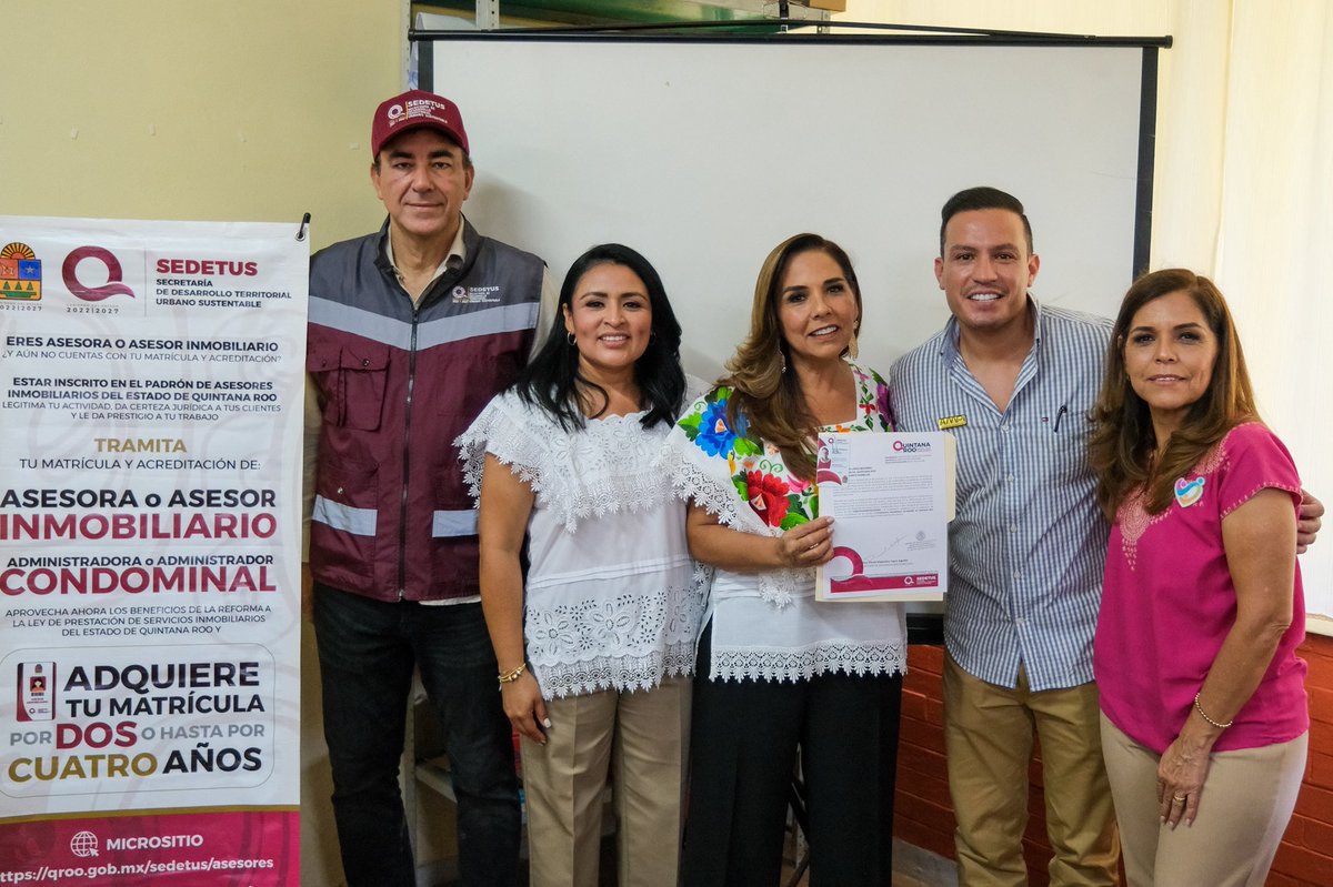 MaraLezama's tweet image. 🏡 Entregamos 5 nuevas matrículas a asesoras y asesores inmobiliarios en #PuertoMorelos, como parte del fortalecimiento del sector en el municipio.
Las y los nuevos profesionales recibieron 90 horas de capacitación y accedieron a un descuento del 50% en el costo del trámite. Con…