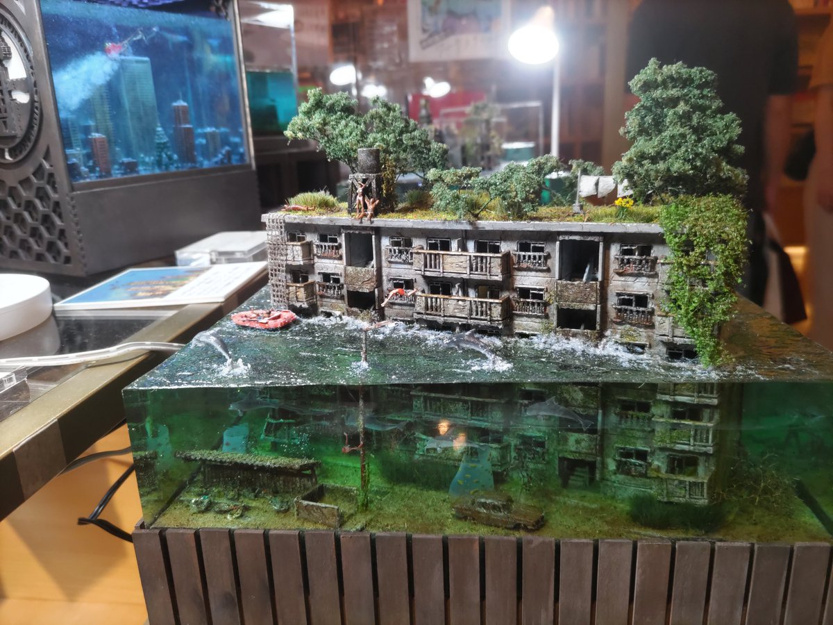 ThreeM1972's tweet image. 東京銀座の GINZA SIX にある銀座蔦屋書店にて「MASAKI 水没ジオラマ展」鑑賞。
水没した街並みが目に涼やかです。
場所がら海外の人も多くて、子供が「あんだ〜うぉ〜た〜」と言いながら興味深そうに覗いてあたのが微笑ましかったです♪