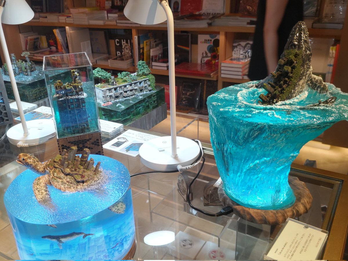 ThreeM1972's tweet image. 東京銀座の GINZA SIX にある銀座蔦屋書店にて「MASAKI 水没ジオラマ展」鑑賞。
水没した街並みが目に涼やかです。
場所がら海外の人も多くて、子供が「あんだ〜うぉ〜た〜」と言いながら興味深そうに覗いてあたのが微笑ましかったです♪