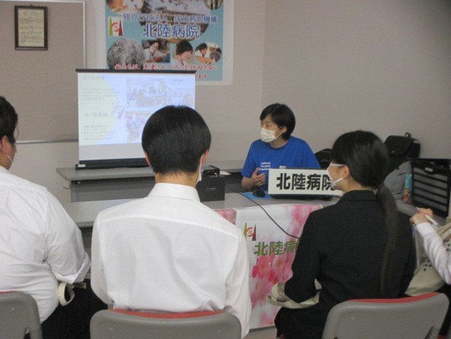 tokaihoku_NHO's tweet image. 7月16日に金沢医療センター附属金沢看護学校にて就職説明会を実施しました！
各病院が看護の特徴や院内教育について説明しました✨
グループ内病院は就業体験を行っています！ぜひご応募お待ちしております🙌🏻
tohkai.hosp.go.jp/recruit/nurse/…
#看護学生 #東海北陸グループ #就業体験 #インターンシップ