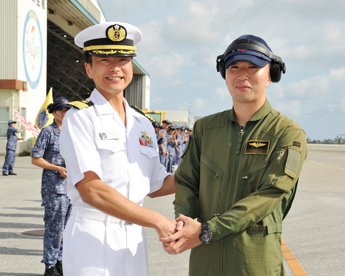 jmsdf_5aw's tweet image. 【#初機長フライト】
「美ら海の防人」第5航空群に新たな機長が誕生しました!
ユーモアあふれる同僚に担がれ、恒例行事へ🌊
あきらめず、試練を乗り越え、念願の機長になりました。
#P3C #感謝