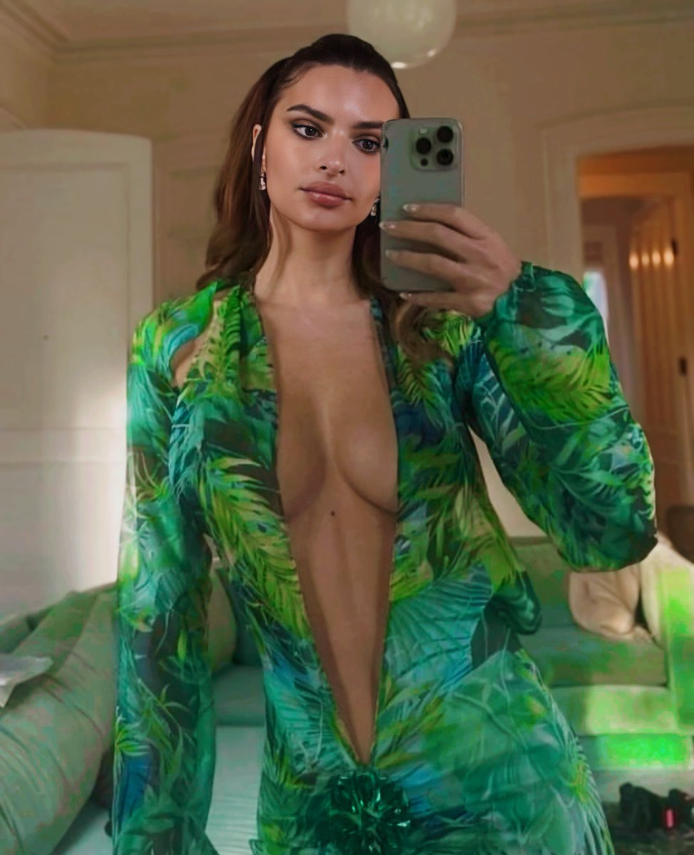 knddall's tweet image. emily ratajkowski