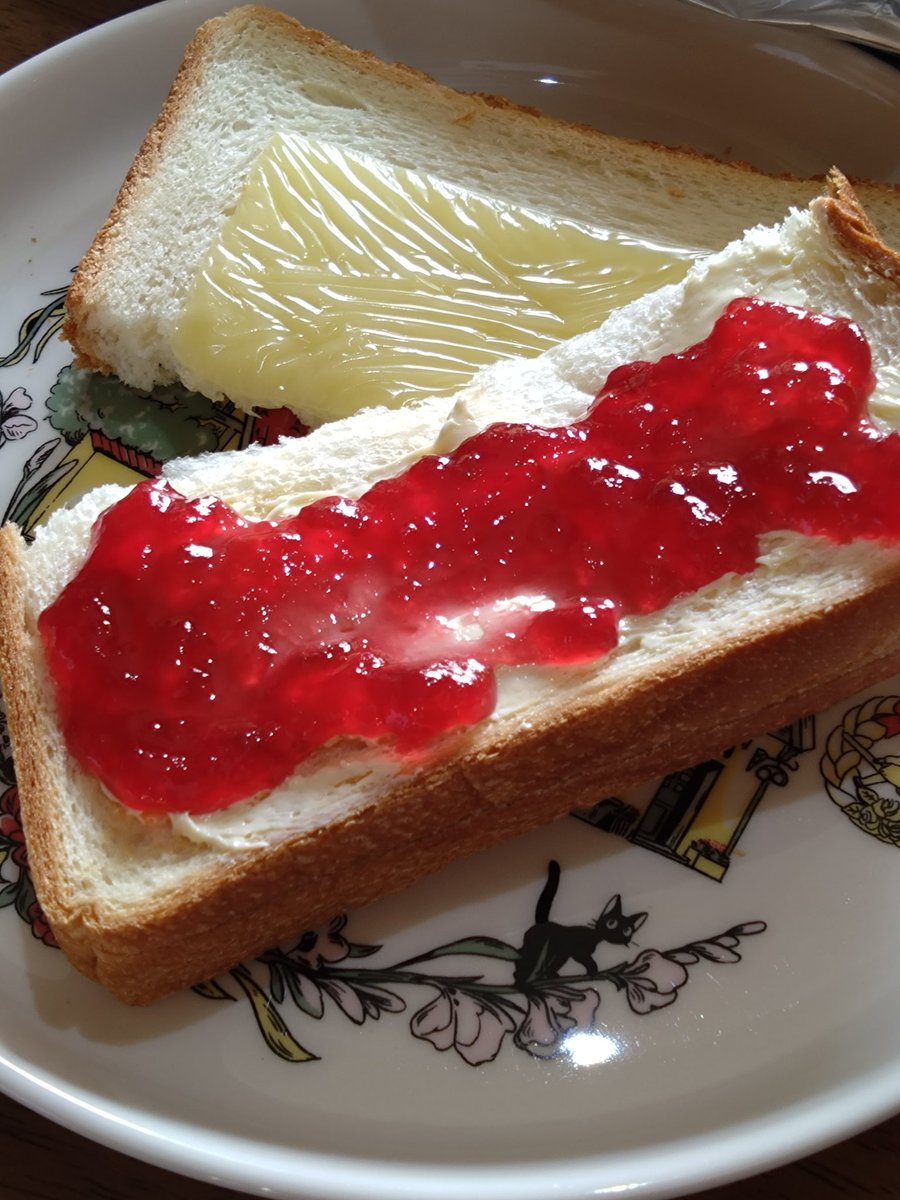 momoimo81's tweet image. 青森アスパラ安くて太くておいしい
息子は丸焼きアスパラにクレイジーソルトと醤油とオリーブオイル混ぜたやつにつけて食べるのが大好き
君たちは好き息子は眞人さんのマネをしてバター&ジャムしてた
塗ってたジャムはレッドカラントだけどそこはこだわらないらしい
おおらかで良い