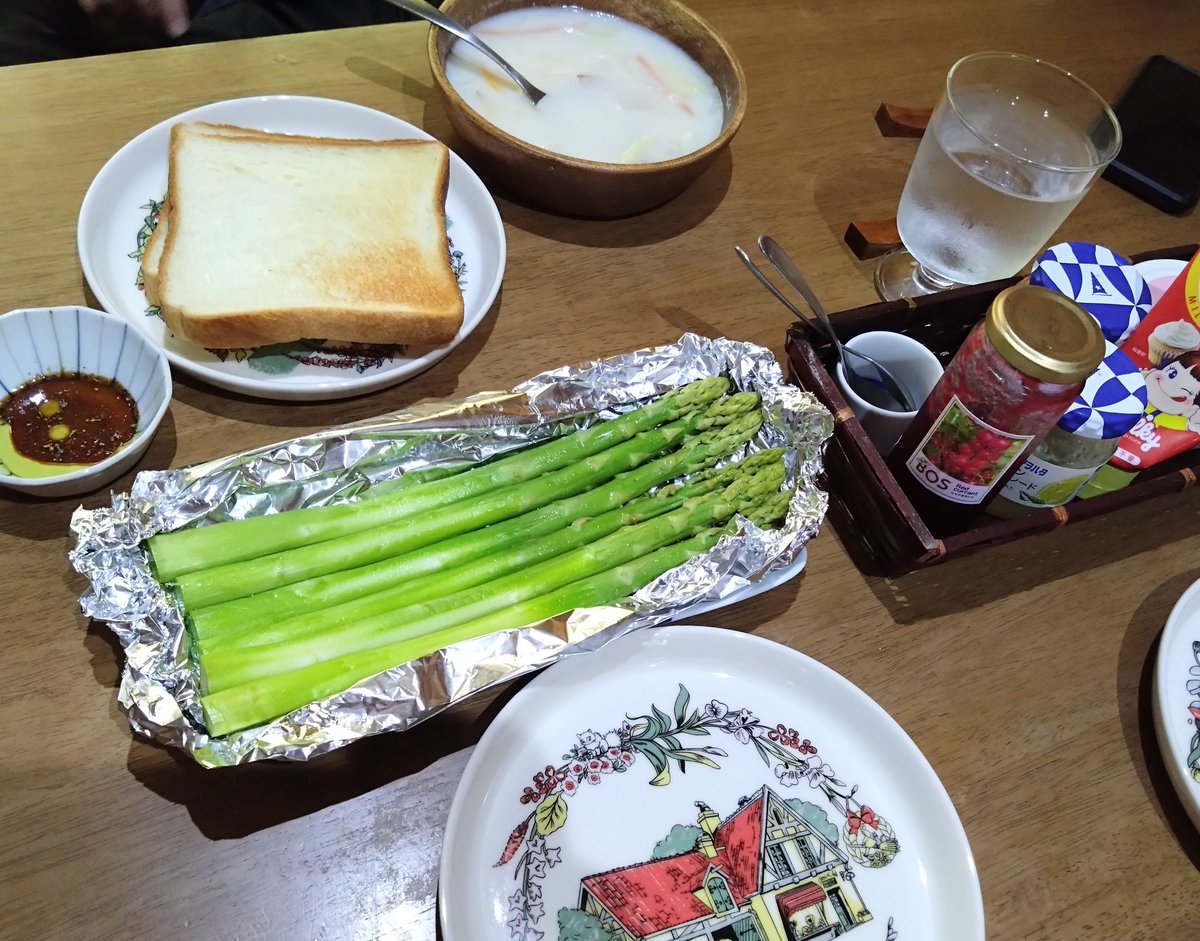 momoimo81's tweet image. 青森アスパラ安くて太くておいしい
息子は丸焼きアスパラにクレイジーソルトと醤油とオリーブオイル混ぜたやつにつけて食べるのが大好き
君たちは好き息子は眞人さんのマネをしてバター&ジャムしてた
塗ってたジャムはレッドカラントだけどそこはこだわらないらしい
おおらかで良い