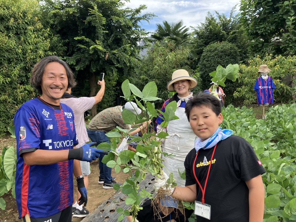 fctokyoofficial's tweet photo. 🔵🔴 
5月から始まった #FC東京 × #むいから民家園 の枝豆づくり👏

#石川直宏 CGと #狛江市 の親子で一緒に収穫を行い、地域のみなさまにもおすそ分け🤝😊

子どもたちが丹精込めて育てた枝豆は『FC TOKYO GOLDEN ALE』とも相性抜群でした🍻✨

狛江市のみなさまありがとうございました!!🙏🔵🔴
#ホームタウン #狛江市 
#fctokyo #tokyo