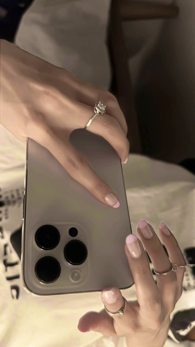 #بوح_الخاطررر :
. ⋆ ༘
* ⋆·˚ ☄︎

☄︎ ☄︎
.

.

 ☄︎  ☄︎
 •

  . .  

↴
❥

"على بال الدّرايش كل أحبك في اليدين تطل 
ومدري ليه ألوّح لك تعال برغم خذلاني"

❥

®️ 🍃
  .ıllıllı.". ♡.".ıllıllı

☄︎☄︎
#احساسگ💝🧸