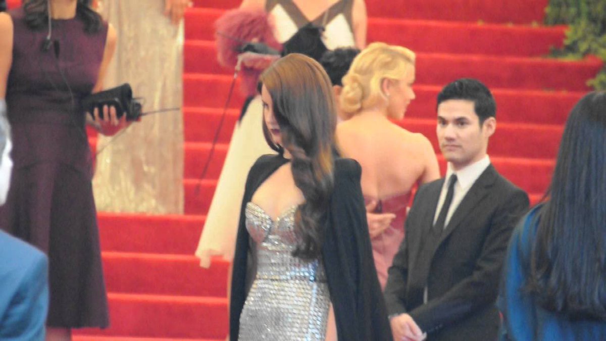 julesoceanblvd's tweet image. Lana Del Rey and Amber Heard walked the 2012 Met Gala steps at the same time. My 2 favs in the same photo, my soul is healed 🥹🥹