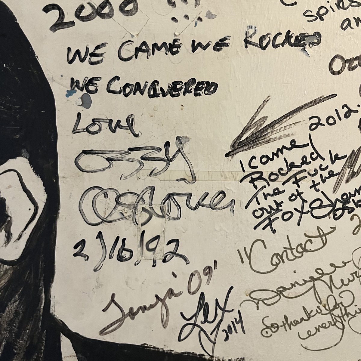 shitshowdotinfo's tweet image. ozzy’s signature at the fox in st louis