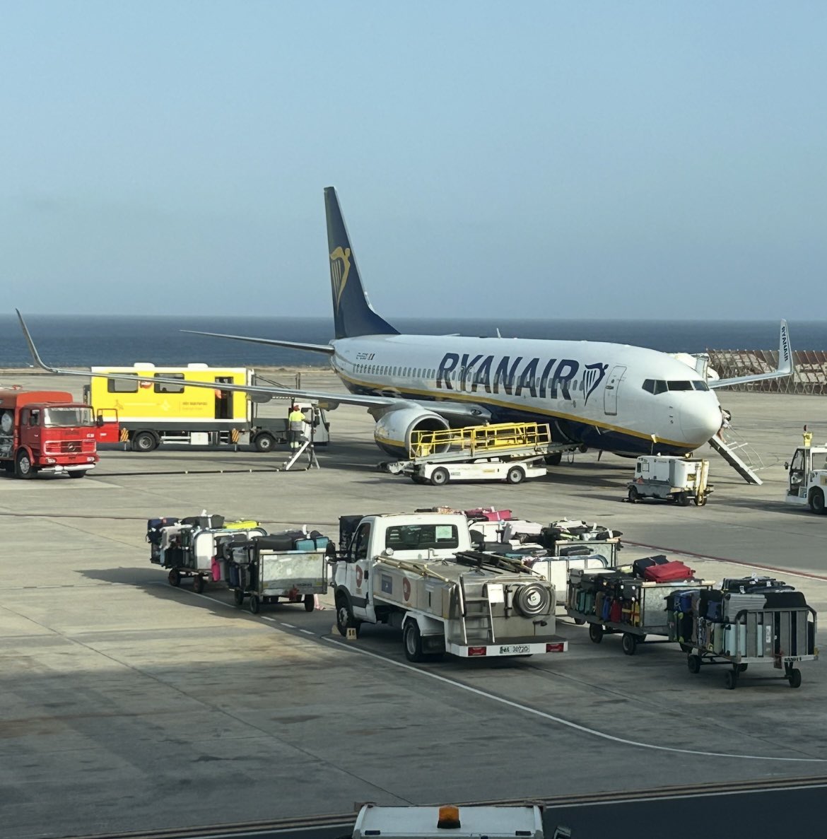 Even the budget airlines need a little social media appreciation from time to time! Today’s budget appreciation is #RyanAir’s #Boeing 737 on the apron at Lanzarote’s #Arrecife #Airport. #Holiday #Avgeek #Aviation #planespotting #Lanzarote #Budgetairlines