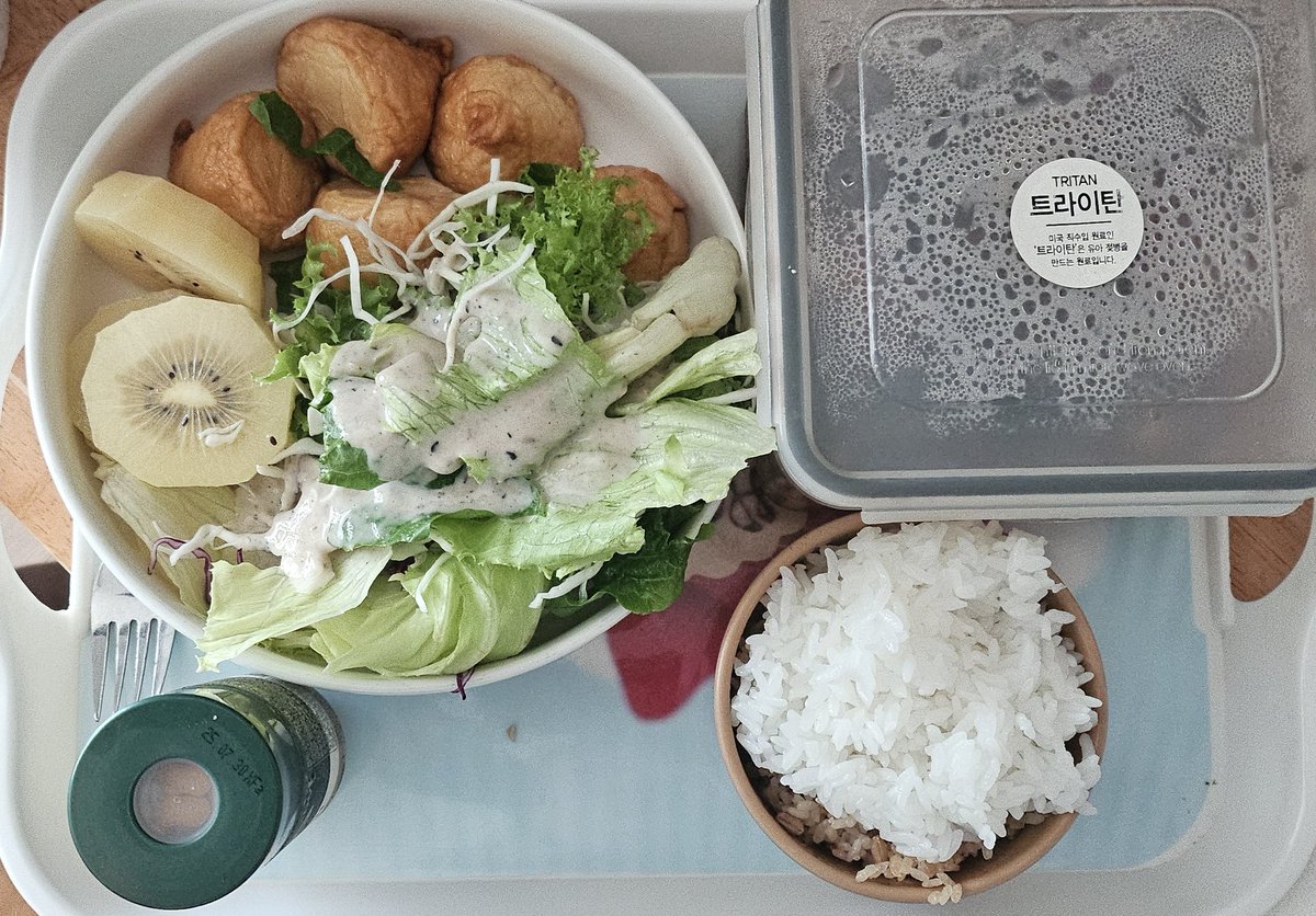 dalnimmeerkat's tweet image. 월요일 아침:밥,부추김치,골드키위,샐러드 채소,쿠퍼스,두부볼
잡곡밥이 없어서 먹고 밥 지어야 겠다.
그리고 물리 치료 받으러 가야지