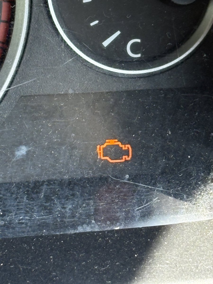 minatoku_genkai's tweet image. なんか車がガタガタ言い始めて進まなくなりました。なんでこんな青い車乗ってるかとか説明してなかったから、これを機に投稿します。ただ今はテンパってます。
エンジンが不調とかで、車の下から煙出てて、映画でしかみない状況です。
あぁポルシェのりてぇ。笑