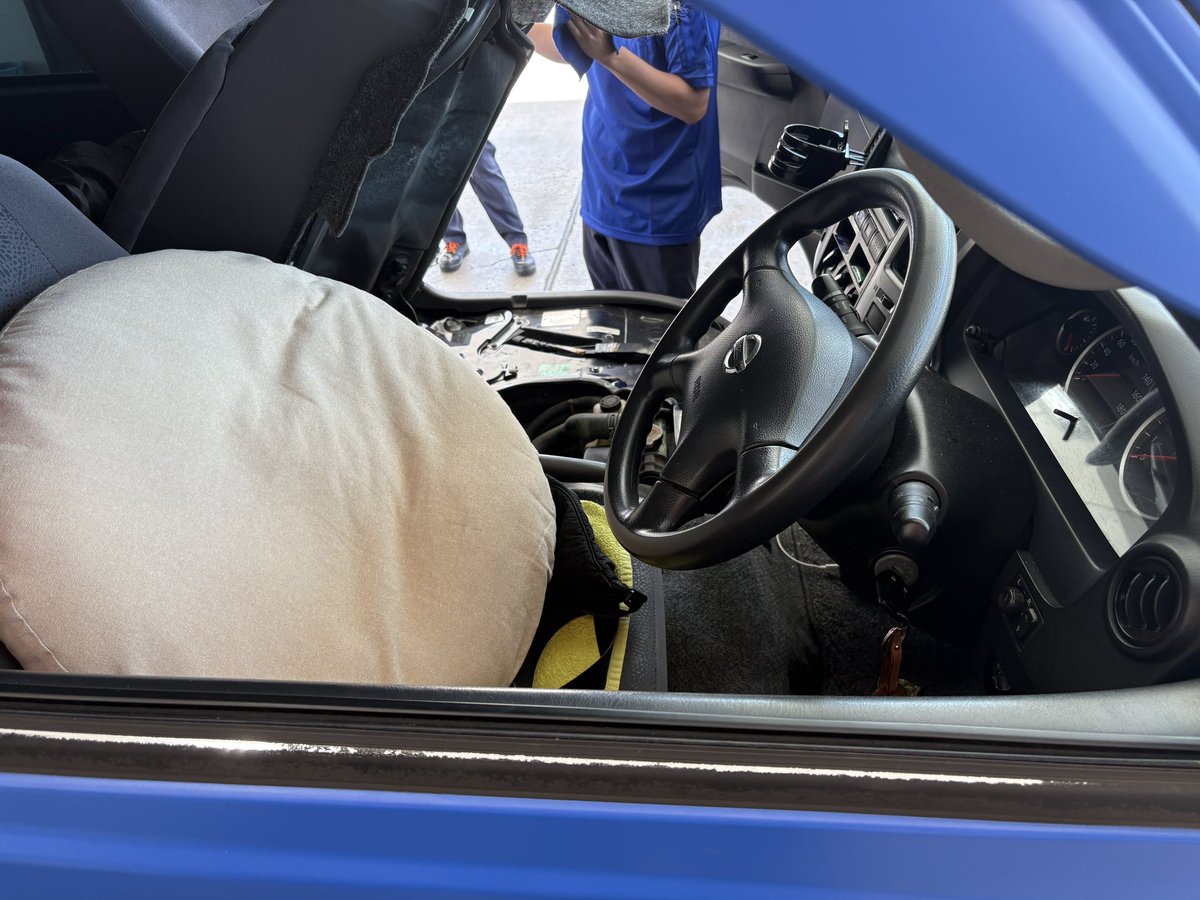 minatoku_genkai's tweet image. なんか車がガタガタ言い始めて進まなくなりました。なんでこんな青い車乗ってるかとか説明してなかったから、これを機に投稿します。ただ今はテンパってます。
エンジンが不調とかで、車の下から煙出てて、映画でしかみない状況です。
あぁポルシェのりてぇ。笑