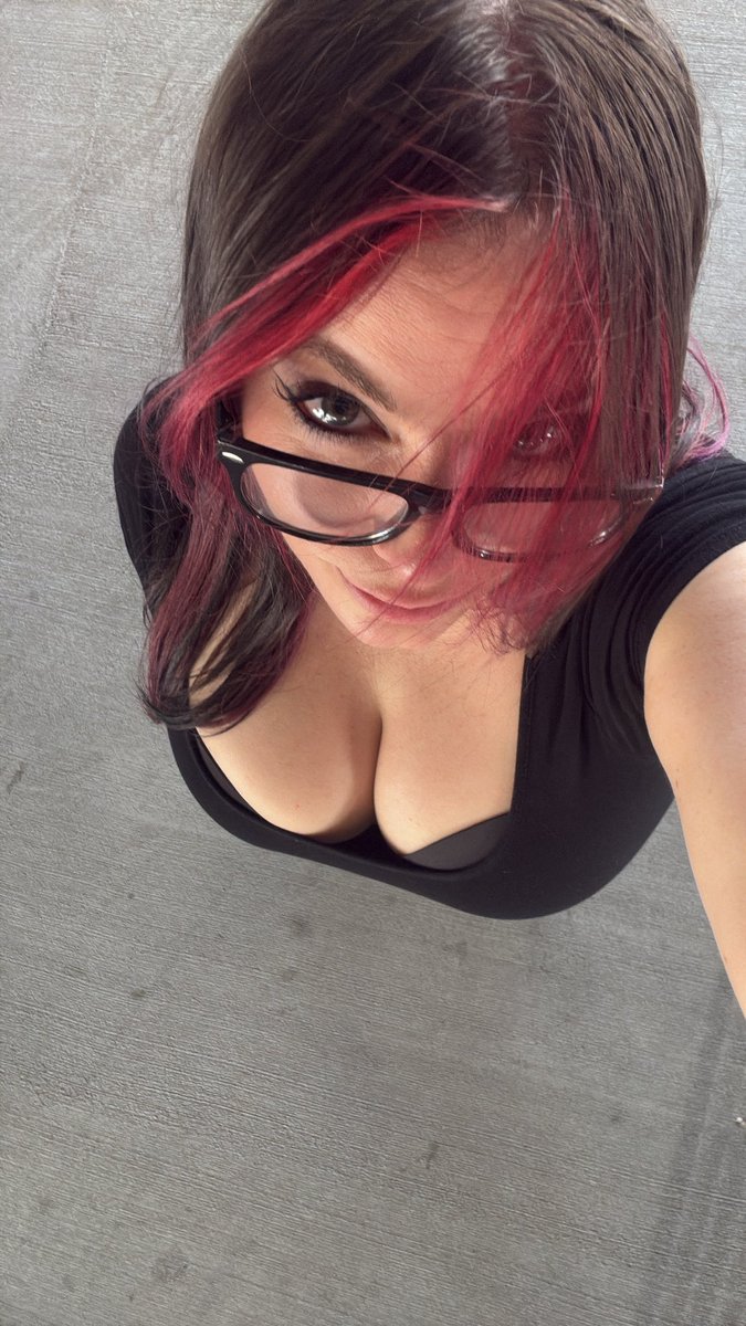 YEAAAAH THATS MY GIRLFRIEND YEEEEAAAH