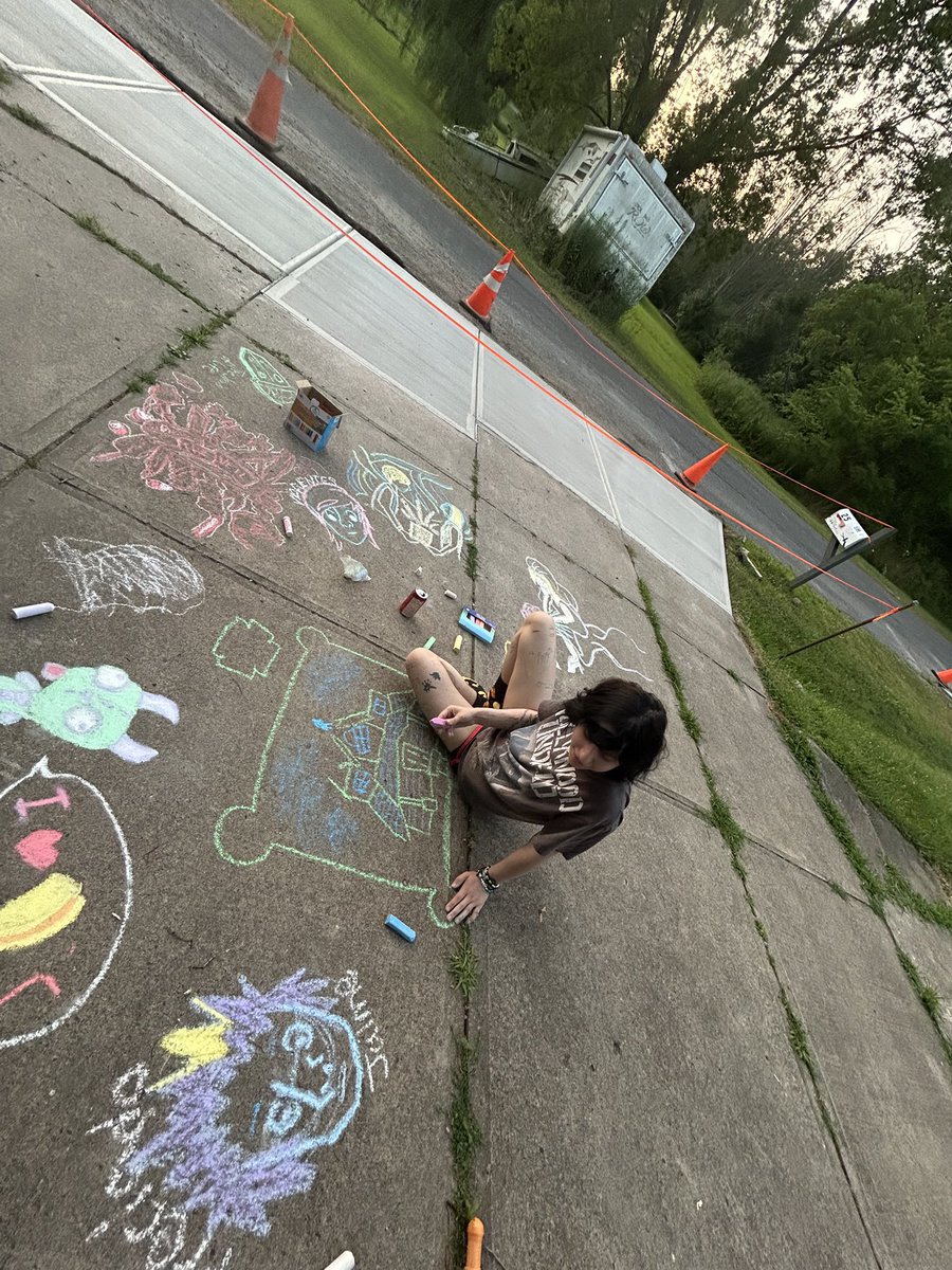 hidethebullet's tweet image. i too like to play and draw