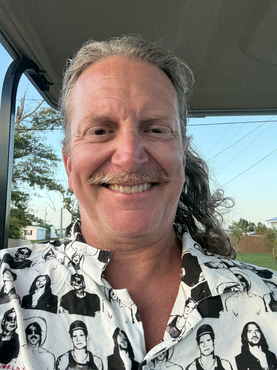 forty_six_and2's tweet image. Haven’t seen the chin in 5 years 🤣🤷🏼‍♂️🕺