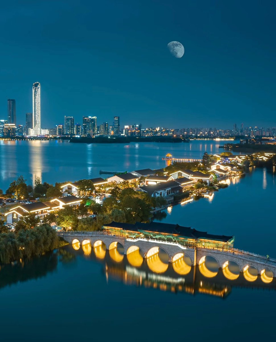 二十四桥月满廊，姑苏夜色未央长。