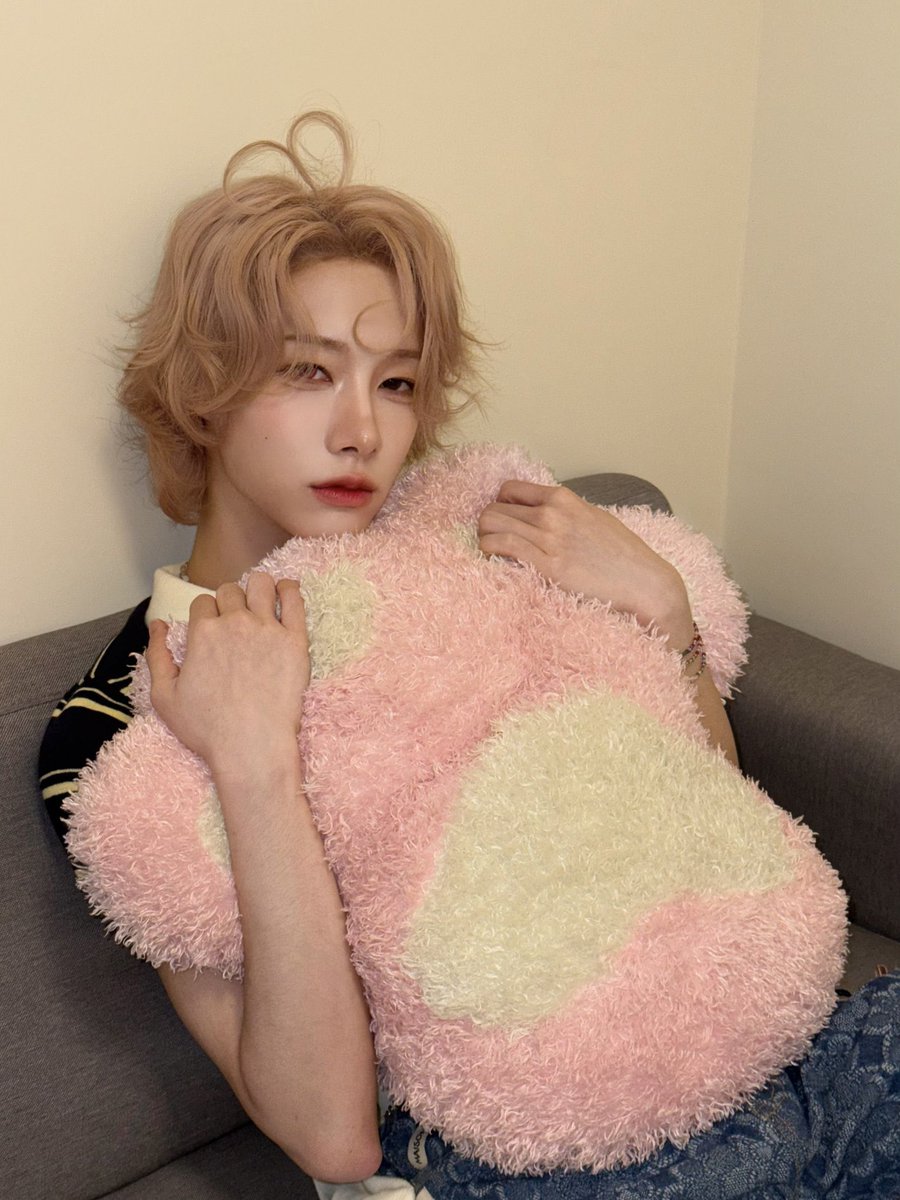 xlovsick's tweet image. muti rly knew what he was doing when assigning xlov’s colors like that’s literally if u took pink and turned it into a person