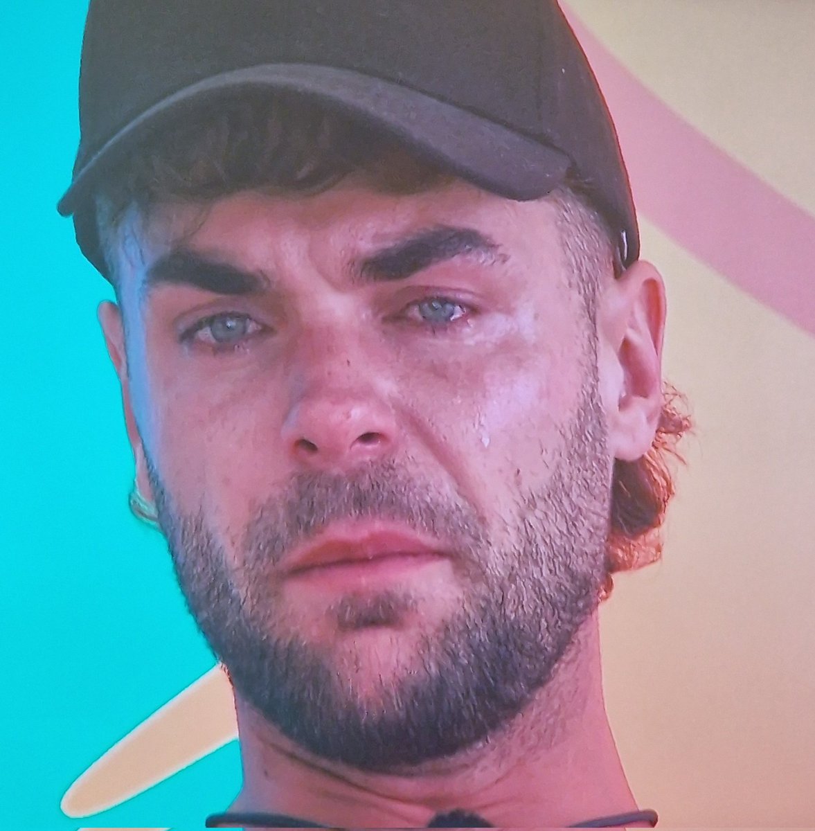 clivetheunicorn's tweet image. Why does Harry only show real emotion when the girls start crying. He really needs to seek help #loveisland #loveislanduk